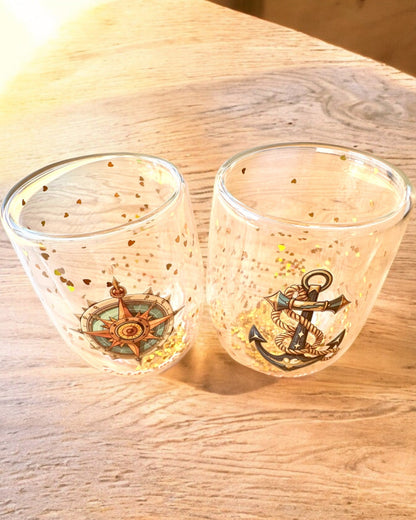 Szklanki "Nautical Dreams" med doble vegger og gullflak - sett med 2 stk., 300 ml kapasitet, mulighet for personlig gravering.
