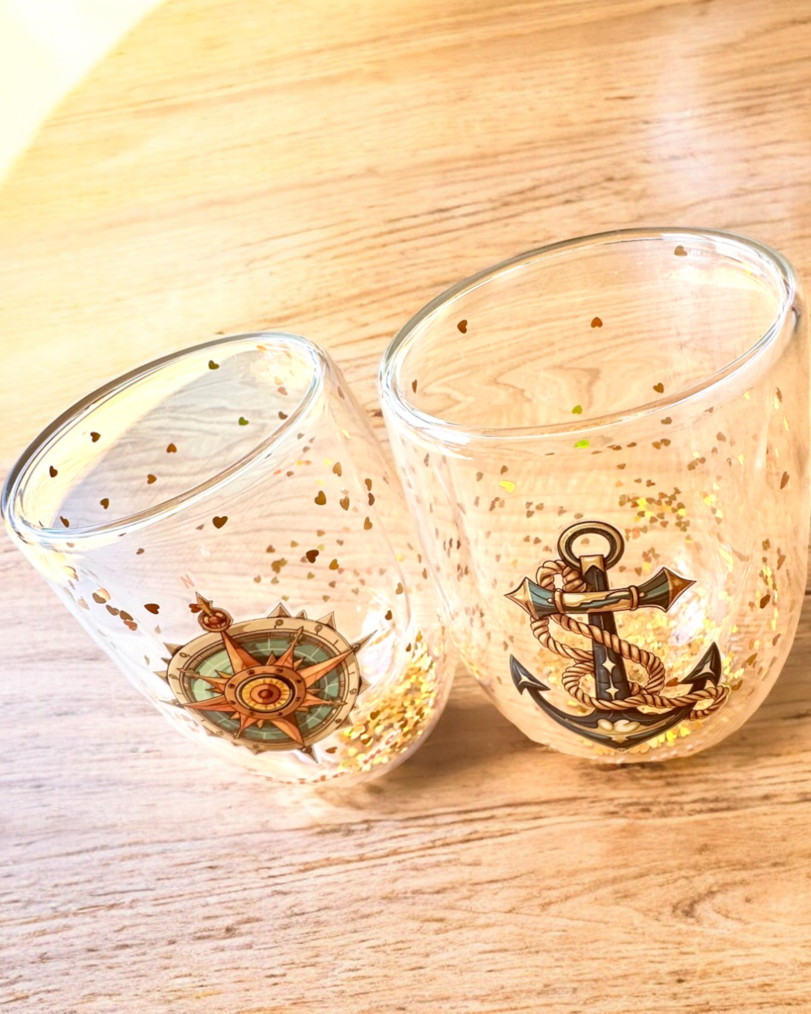 Szklanki "Nautical Dreams" med doble vegger og gullflak - sett med 2 stk., 300 ml kapasitet, mulighet for personlig gravering.