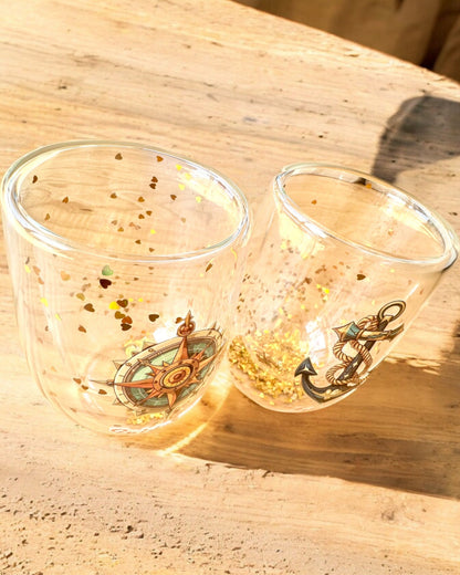 Szklanki "Nautical Dreams" med doble vegger og gullflak - sett med 2 stk., 300 ml kapasitet, mulighet for personlig gravering.