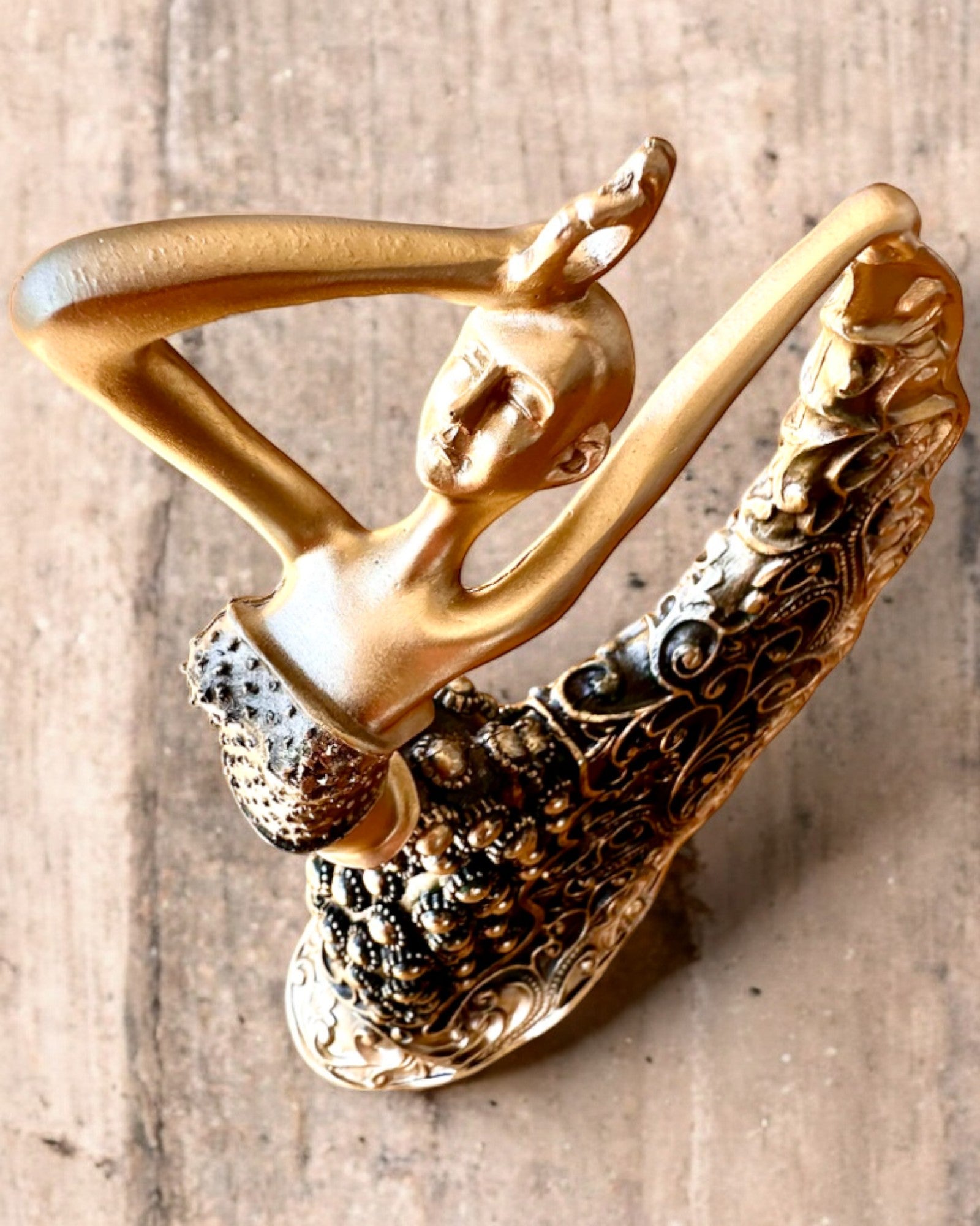Elegant skulptur "Tancerka Złotego Blasku", 29 cm høy, med mulighet for gravering som gave