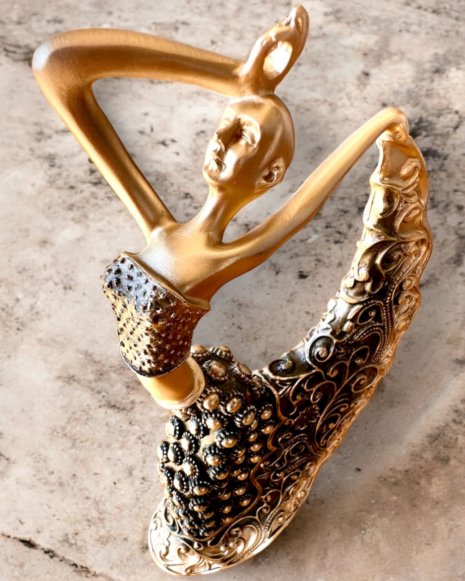 Elegant skulptur "Tancerka Złotego Blasku", 29 cm høy, med mulighet for gravering som gave