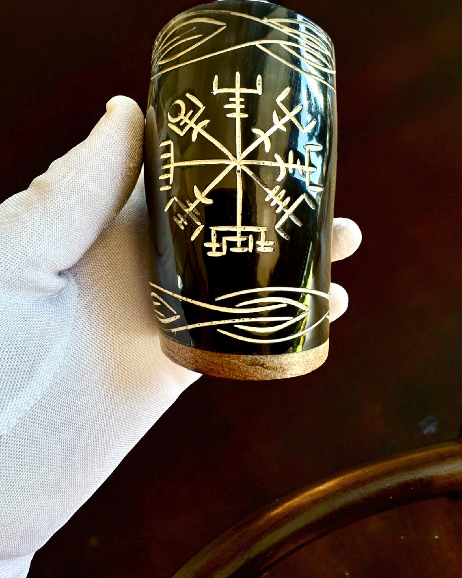 Valknut Håndlaget liten kopp av bøffelhorn med norrøne symboler, mulighet for tilpasning som gave med gravering