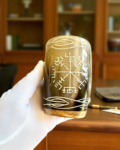 Valknut Håndlaget liten kopp av bøffelhorn med norrøne symboler, mulighet for tilpasning som gave med gravering
