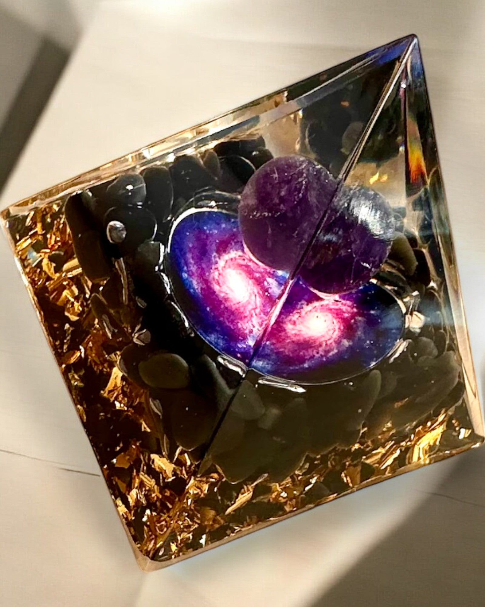 Piramidka Energetyczna orgonitowa Kosmicznej Energii - Amulett med Ametyst og Spon
