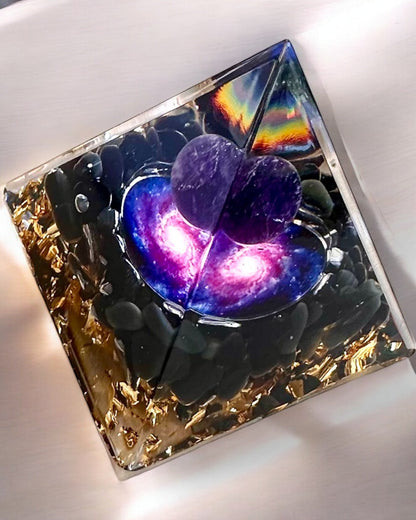 Piramidka Energetyczna orgonitowa Kosmicznej Energii - Amulett med Ametyst og Spon