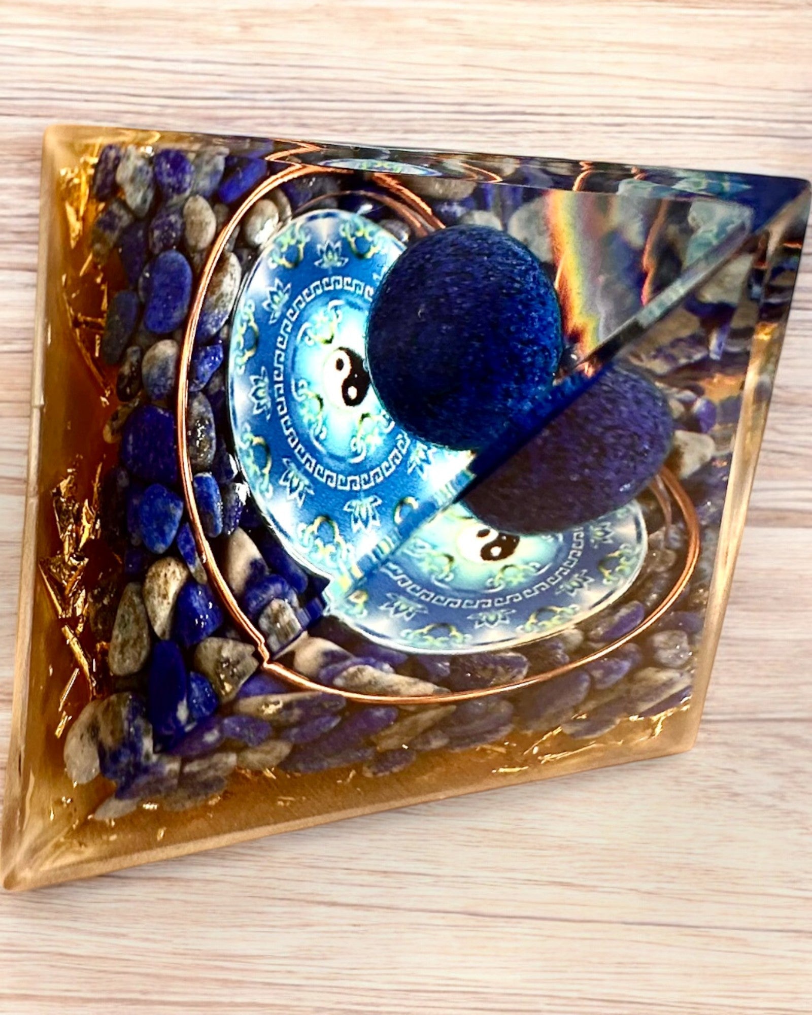 Orgonitt energipyramide "Zenith" med Lapis Lazuli, ideell som gave
