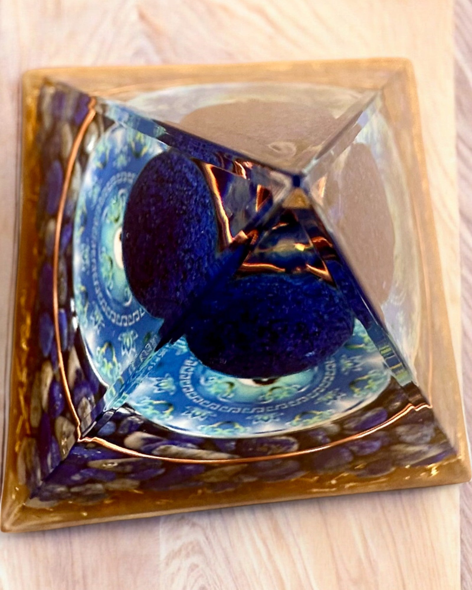 Orgonitt energipyramide "Zenith" med Lapis Lazuli, ideell som gave