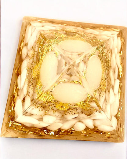 Piramidka Energetyczna orgonitowa Energii z Białymi Kamieniami - "Golden Harmony", ideell som gave