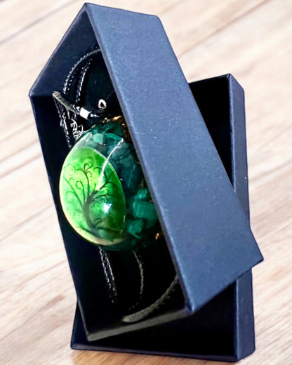 "Malachitt Livets Amulett" - halskjede med mulighet for personlig gravering som gave