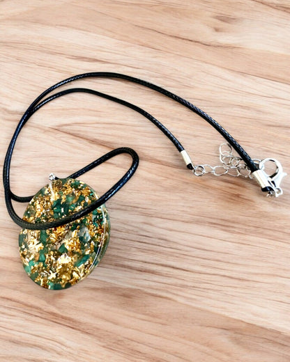 "Malachitt Livets Amulett" - halskjede med mulighet for personlig gravering som gave