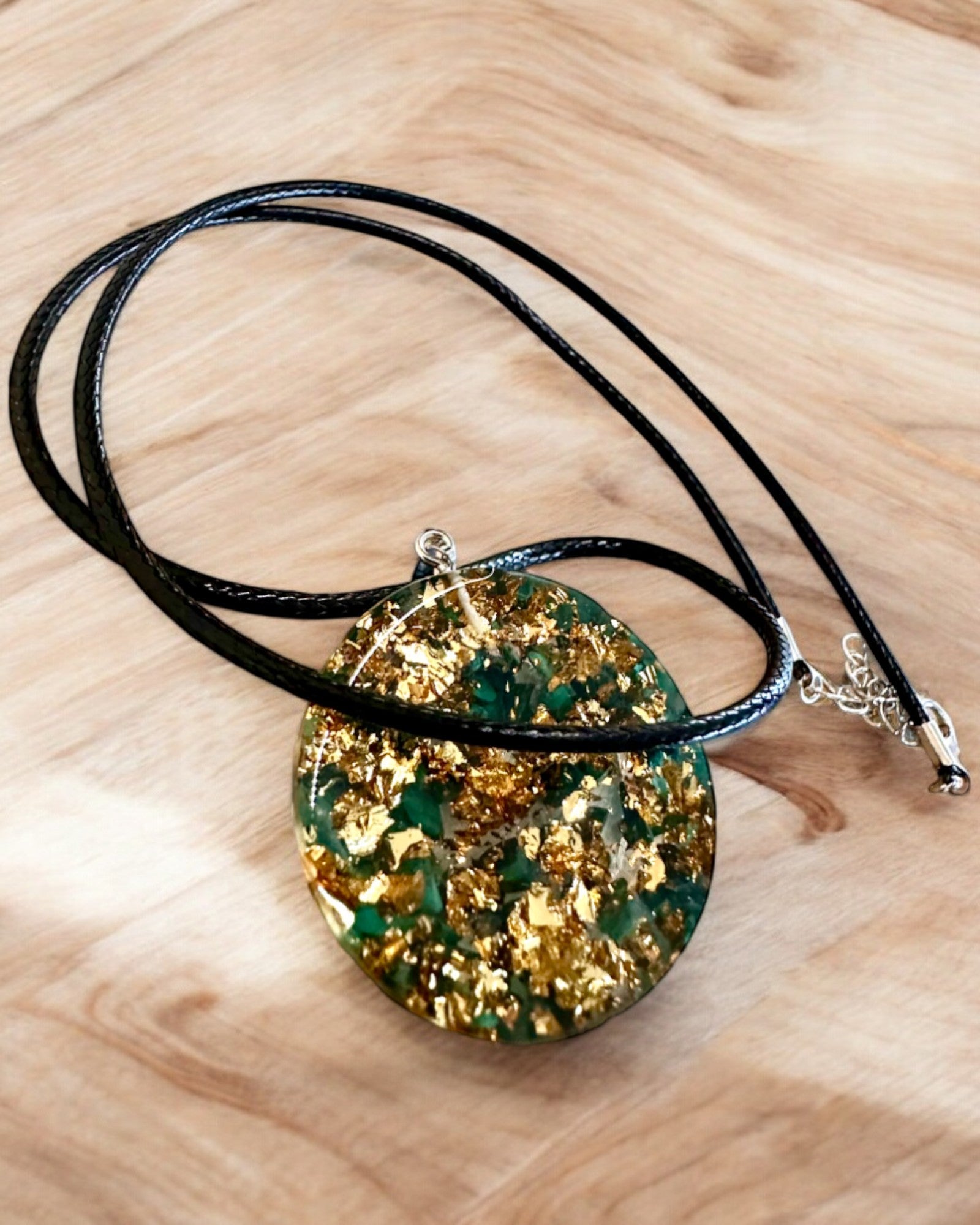 "Malachitt Livets Amulett" - halskjede med mulighet for personlig gravering som gave
