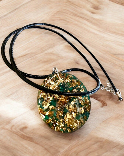 "Malachitt Livets Amulett" - halskjede med mulighet for personlig gravering som gave