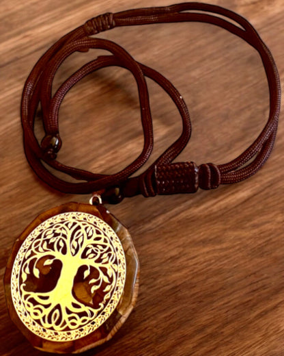 Amulett "Drzewo Życia" med tigerøye, halskjede som gave med personlig gravering