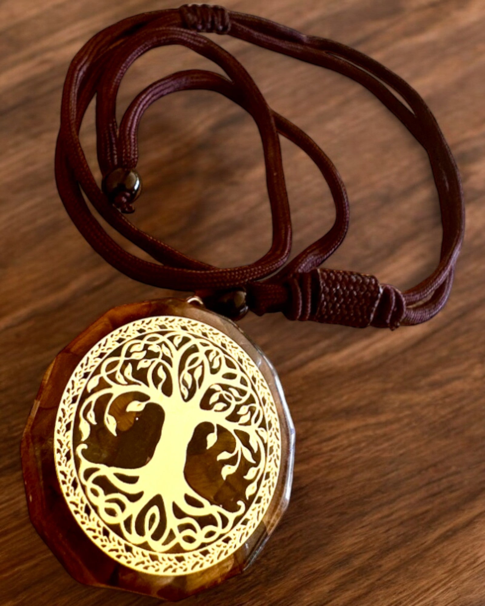 Amulett "Drzewo Życia" med tigerøye, halskjede som gave med personlig gravering