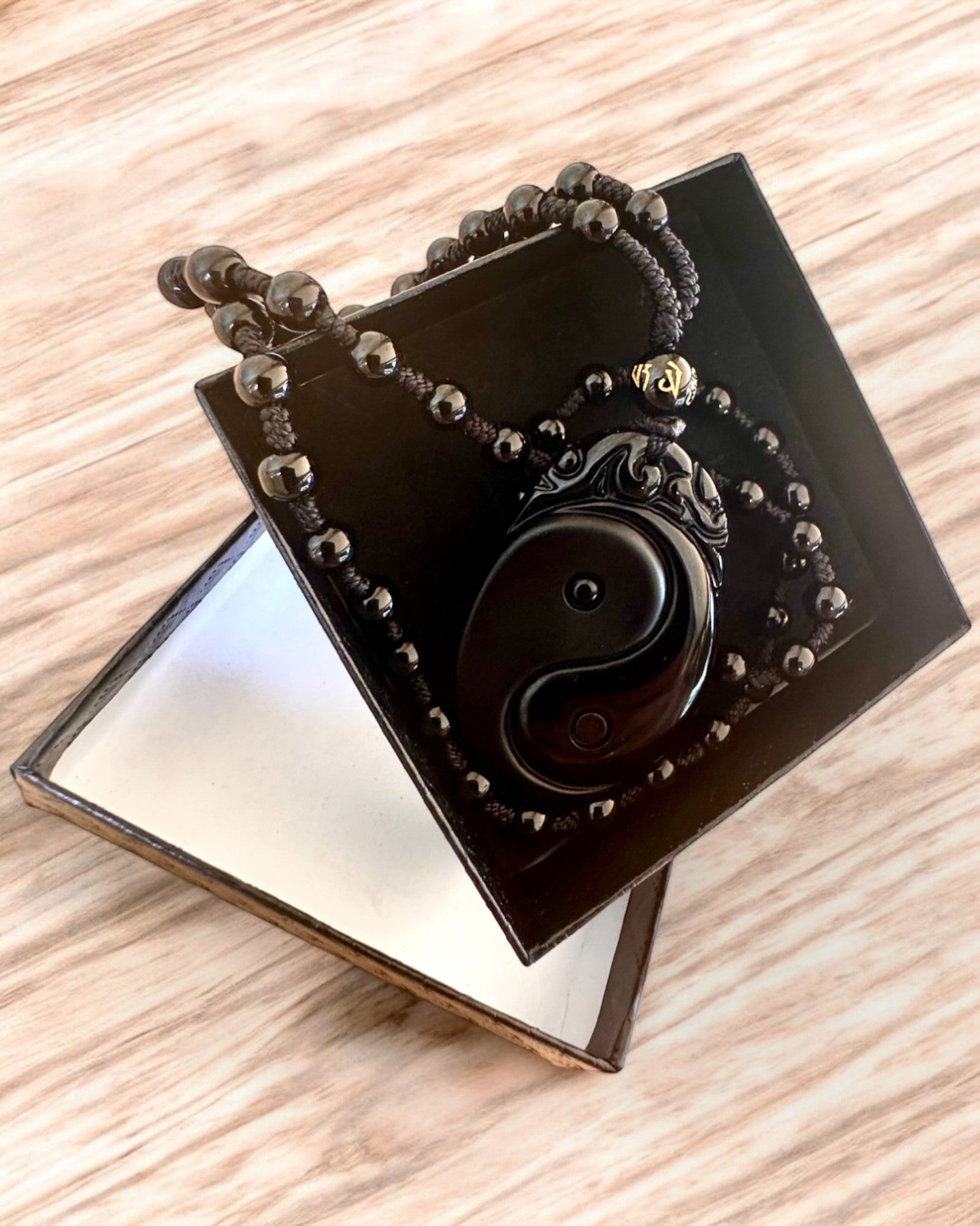Obsidian Yin Yang Amulett med Gravering - Harmoni og Beskyttelse, personalisering med gravering som gave