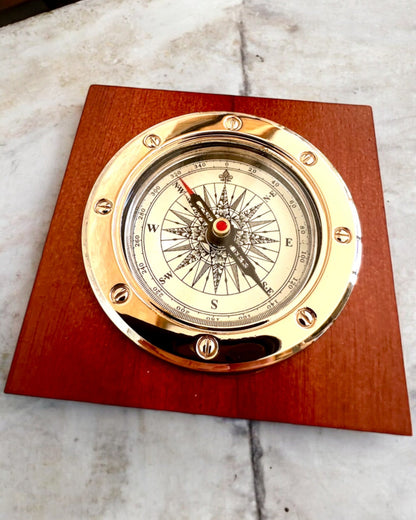 Kompass "Navigator2" - Klassisk eleganse i messing og tre, personalisering med gravering som gave