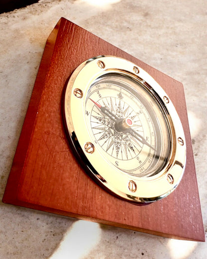 Kompass "Navigator2" - Klassisk eleganse i messing og tre, personalisering med gravering som gave