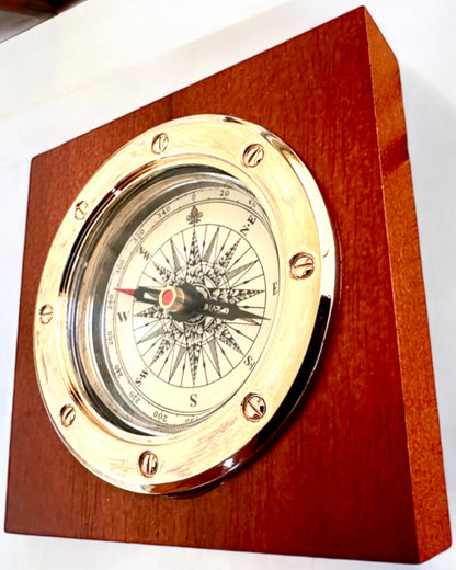 Kompass "Navigator2" - Klassisk eleganse i messing og tre, personalisering med gravering som gave