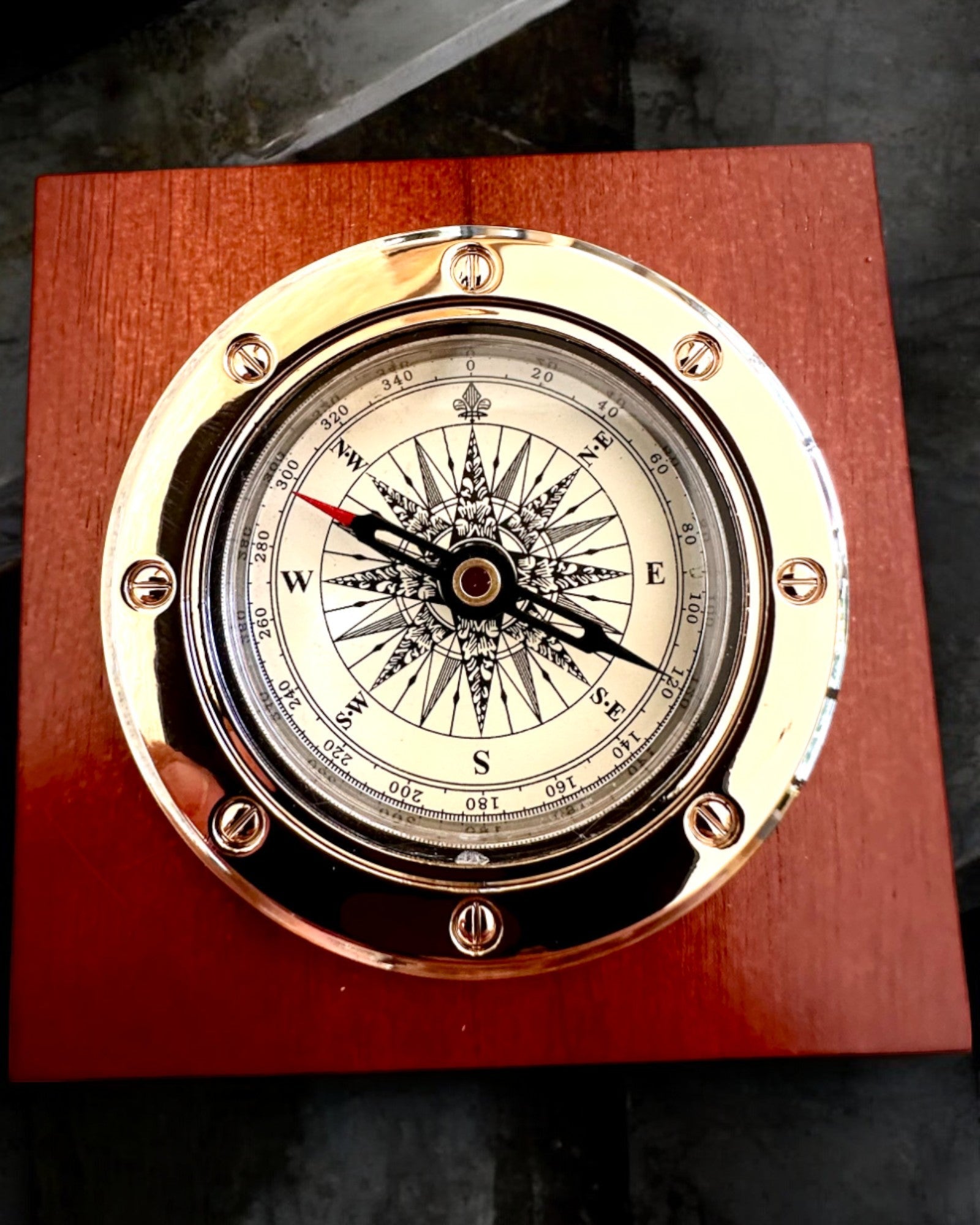 Kompass "Navigator2" - Klassisk eleganse i messing og tre, personalisering med gravering som gave