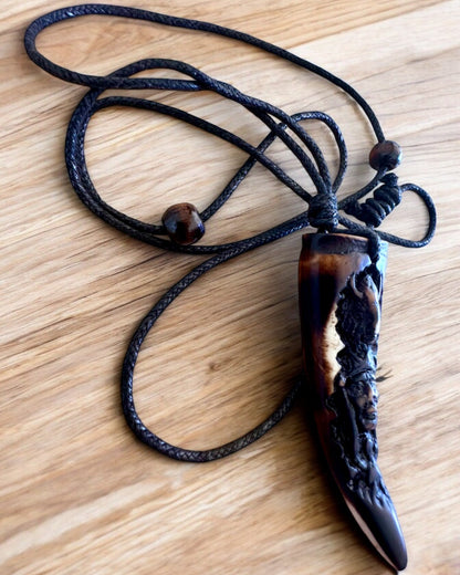 Wilczy Kieł halskjede, amulett av harpiks - Mystisk Naturkraft, mulighet for personlig gravering som gave