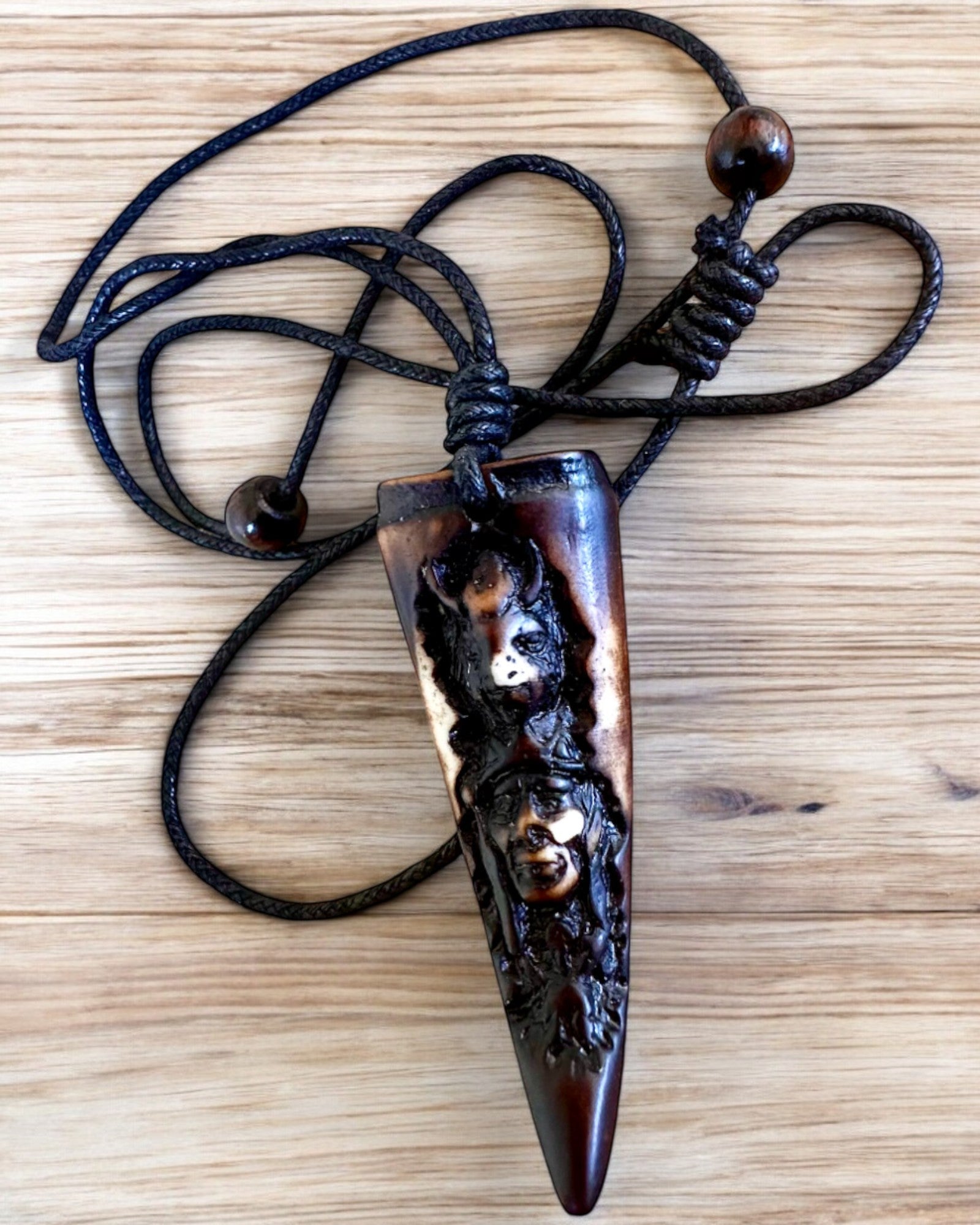 Wilczy Kieł halskjede, amulett av harpiks - Mystisk Naturkraft, mulighet for personlig gravering som gave