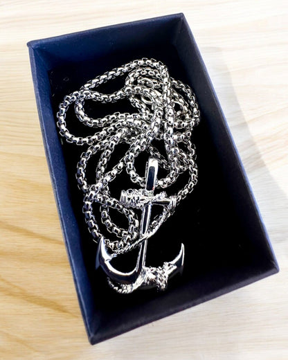 "Kotwica Determinacji - Amulet Morski", halskjede, mulighet for personlig gravering som gave, 3 varianter å velge mellom
