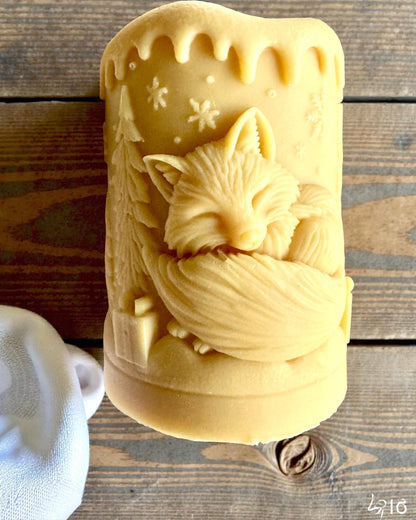 Soyavokslys Vinterrev, 7,5 cm høyt, håndstøpt soyavokslys med en søt sovende rev, kan tilpasses med gravering på skiltet