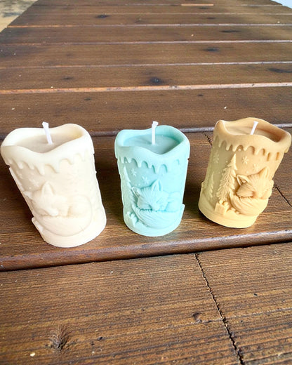 Soyavokslys Vinterrev, 7,5 cm høyt, håndstøpt soyavokslys med en søt sovende rev, kan tilpasses med gravering på skiltet