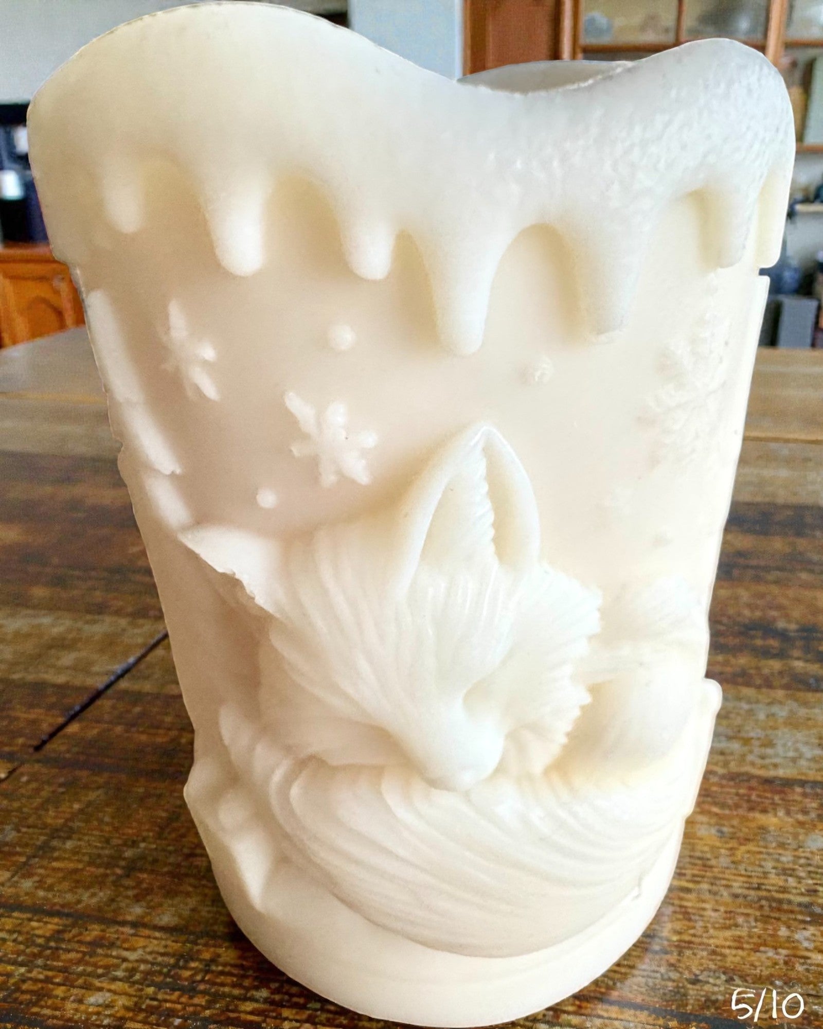 Soyavokslys Vinterrev, 7,5 cm høyt, håndstøpt soyavokslys med en søt sovende rev, kan tilpasses med gravering på skiltet