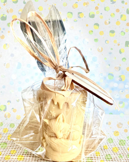 Soyavokslys Vinterrev, 7,5 cm høyt, håndstøpt soyavokslys med en søt sovende rev, kan tilpasses med gravering på skiltet