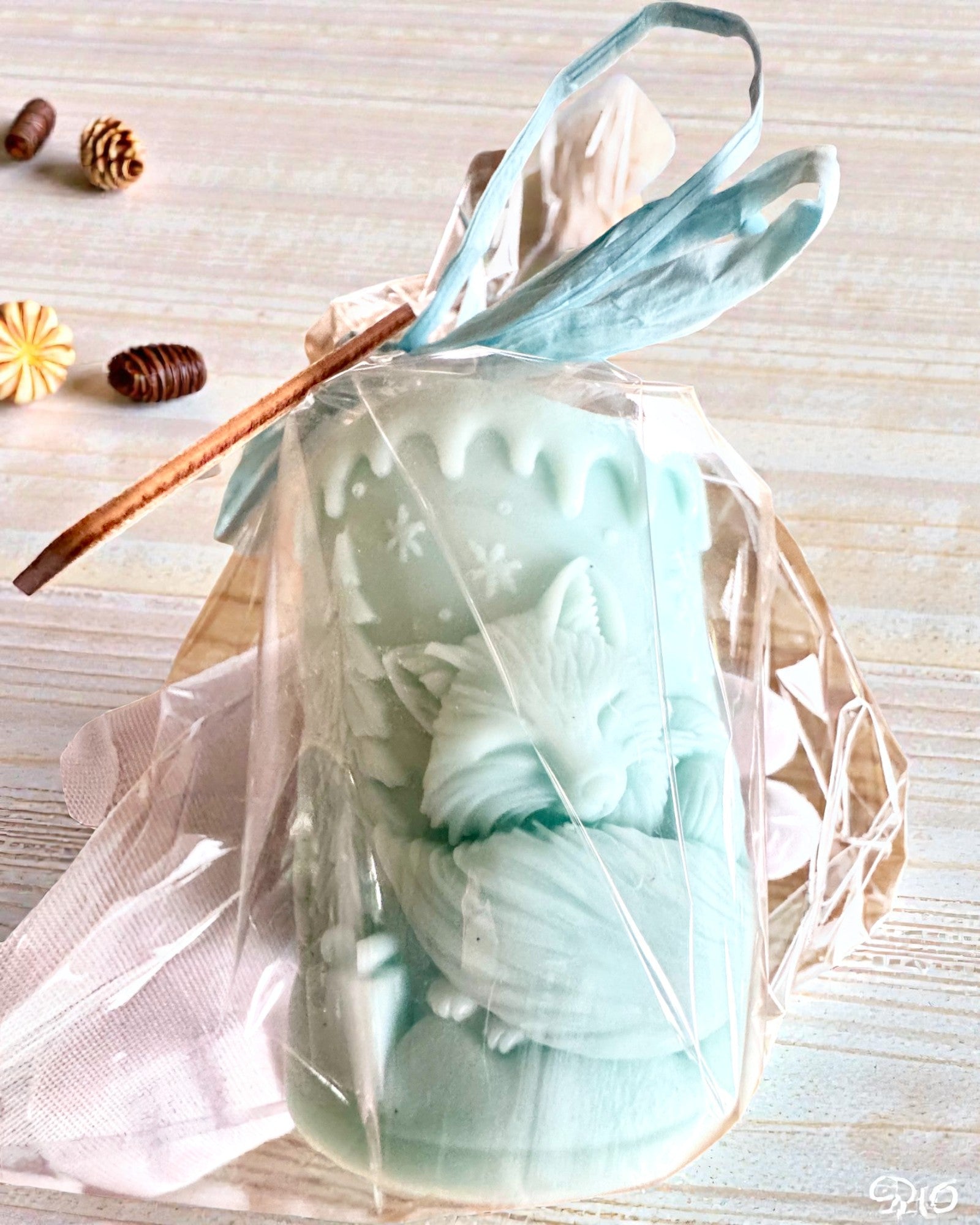 Soyavokslys Vinterrev, 7,5 cm høyt, håndstøpt soyavokslys med en søt sovende rev, kan tilpasses med gravering på skiltet