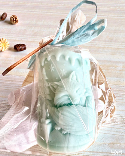 Soyavokslys Vinterrev, 7,5 cm høyt, håndstøpt soyavokslys med en søt sovende rev, kan tilpasses med gravering på skiltet