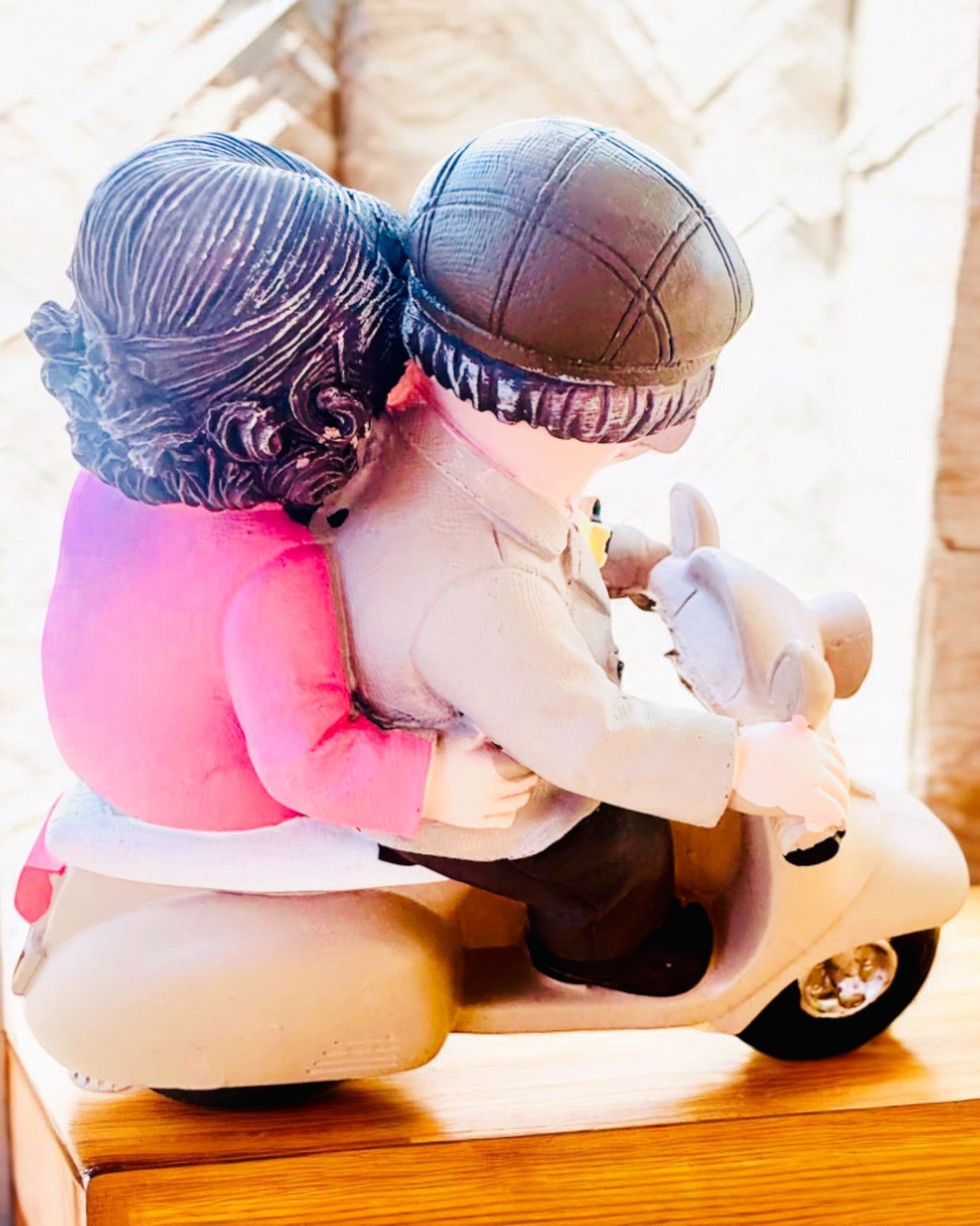 Dekorativ figur Forelsket på scooter - personalisering med gravering som gave