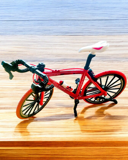 Miniatyrmodell av metall, rød sykkel "SpeedMaster" med personlig gravering som gave, 2 fargevarianter