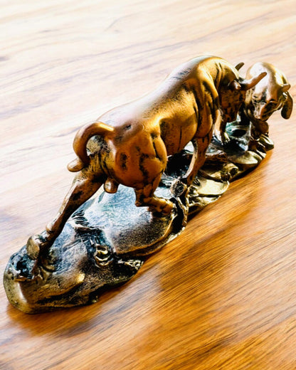 "Starcie Byka z Niedźwiedziem" - Kobberbrun skulptur med mulighet for gravering