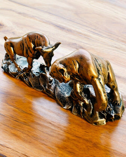 "Starcie Byka z Niedźwiedziem" - Kobberbrun skulptur med mulighet for gravering
