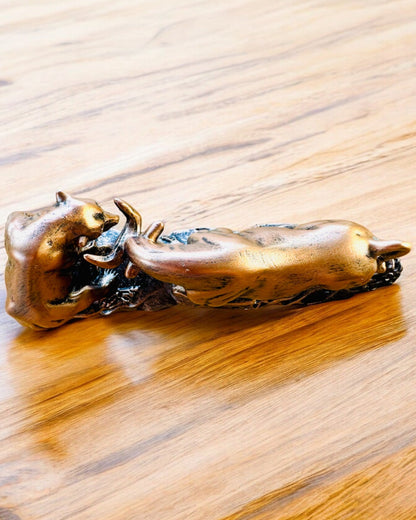 "Starcie Byka z Niedźwiedziem" - Kobberbrun skulptur med mulighet for gravering