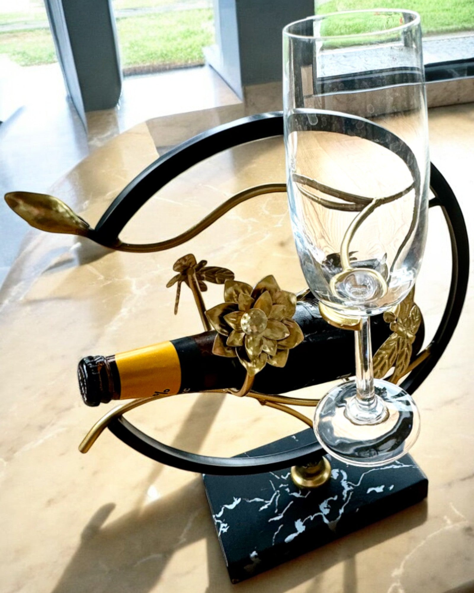 Stativ "Elegancki Owad" - for vinflaske og glass, høyde 33 cm, mulighet for personlig gravering som gave