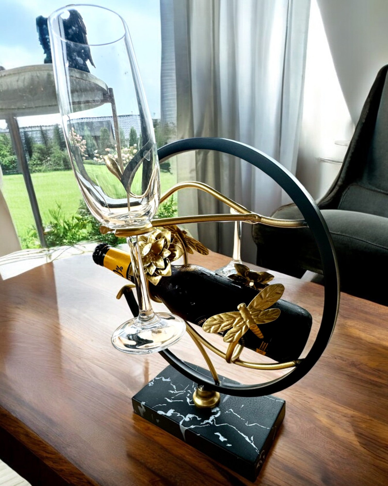 Stativ "Elegancki Owad" - for vinflaske og glass, høyde 33 cm, mulighet for personlig gravering som gave