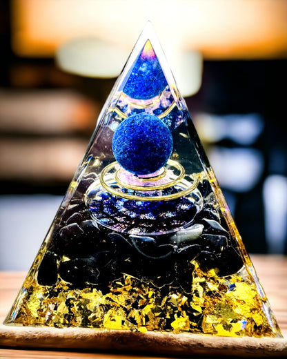 Orgonitt Energi Pyramide med Krystaller for Meditasjon – Stråler Positiv Energi og Rikdom