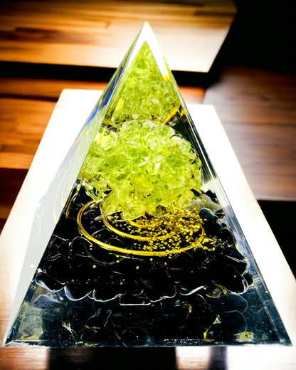 Orgonittpyramide Reiki med Naturlige Krystaller - Dekorativt Symbol for Balanse i Chakraenergi