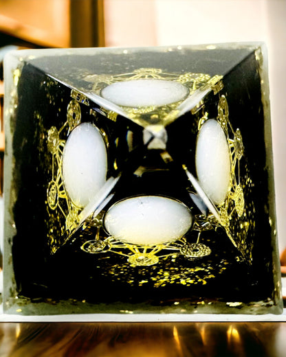 Orgonittpyramide med Obsidian – Chakra Energigenerator, Meditasjonsverktøy Reiki med Naturlig Stein