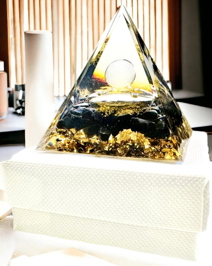 Orgonittpyramide med Obsidian – Chakra Energigenerator, Meditasjonsverktøy Reiki med Naturlig Stein