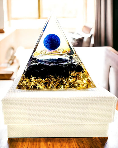 Orgonitt Energi Pyramide med Krystaller for Meditasjon – Stråler Positiv Energi og Rikdom