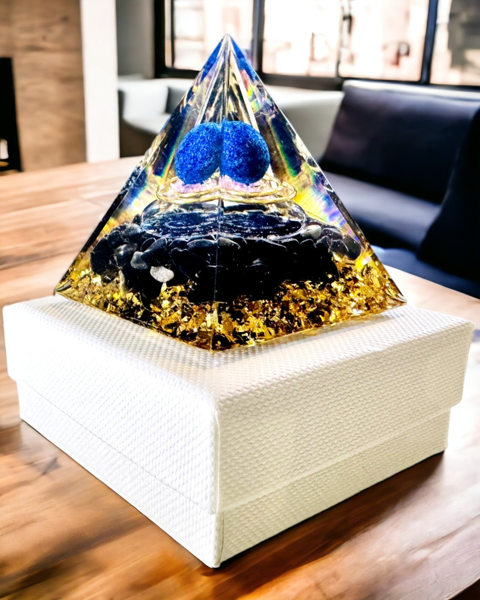 Orgonitt Energi Pyramide med Krystaller for Meditasjon – Stråler Positiv Energi og Rikdom