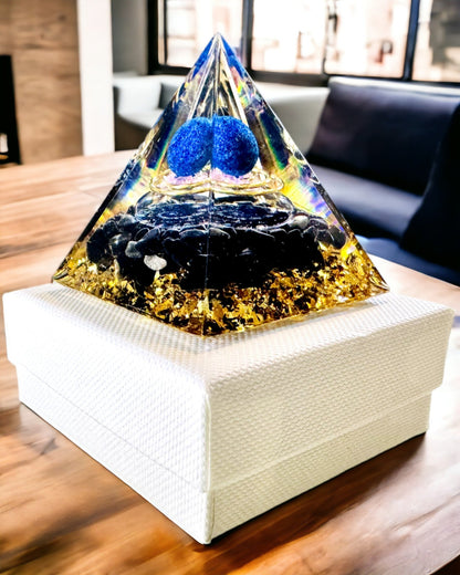 Orgonitt Energi Pyramide med Krystaller for Meditasjon – Stråler Positiv Energi og Rikdom