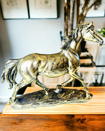 Statuett av en Galopperende Hest i Harpiks med Mulighet for Gravering