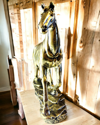 Statuett av en Galopperende Hest i Harpiks med Mulighet for Gravering