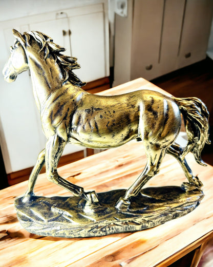 Statuett av en Galopperende Hest i Harpiks med Mulighet for Gravering