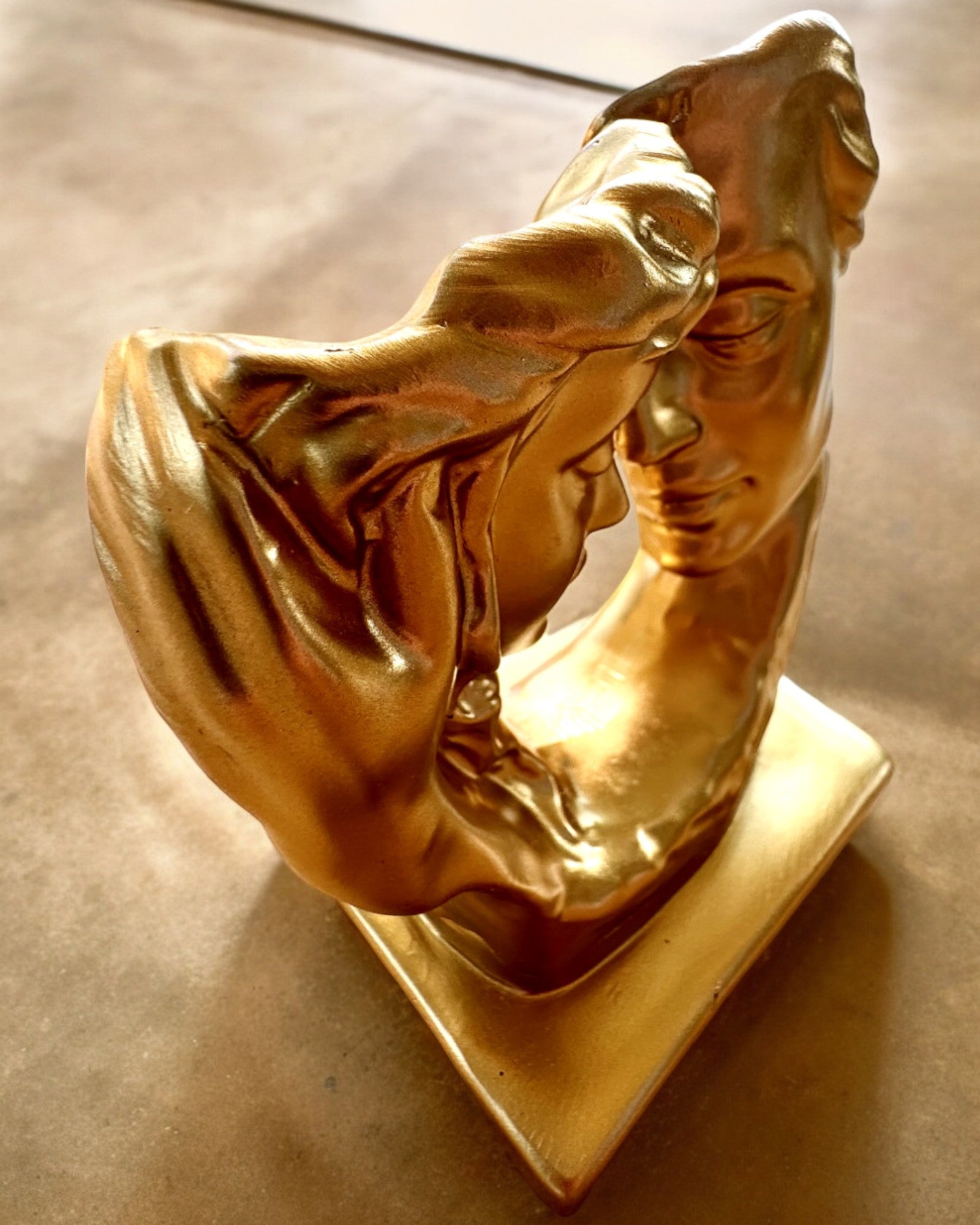 Figur "Złote Złączenie" - 13,5 cm høy, dekorativ med mulighet for gravering